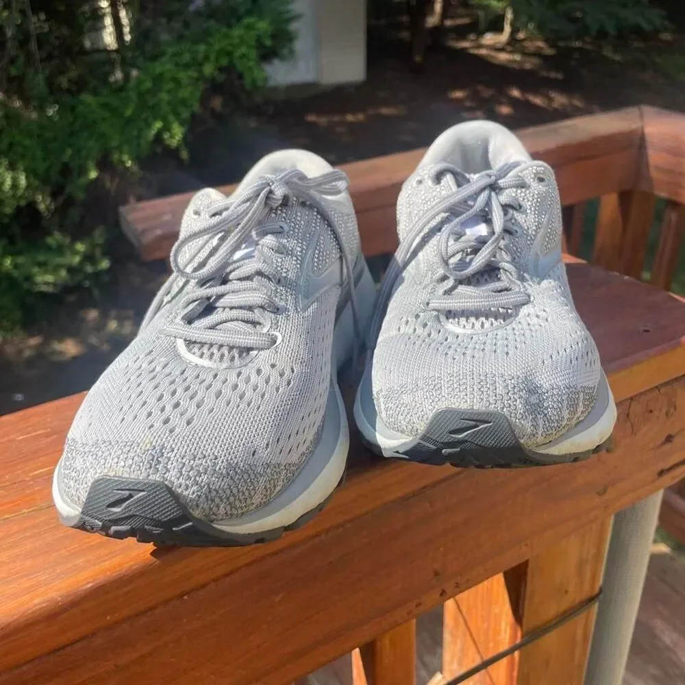 Brooks Women's 8.5 Grey and Silver Sneakers